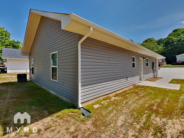Building Photo - 409 S Spargo St