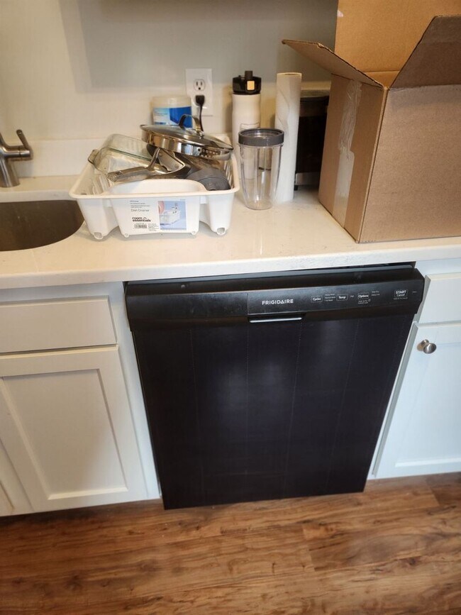 Building Photo - HOT NORTH END LISTING!!!