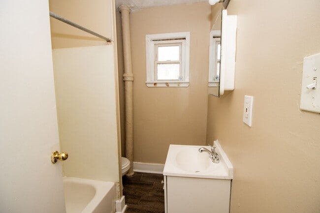 Building Photo - 3926 Woodbridge Ave