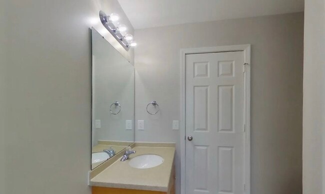 Building Photo - 3 Bedroom Residence Perfect for Family Living