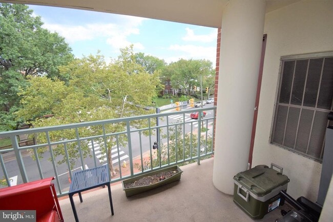 Building Photo - 610 N West St