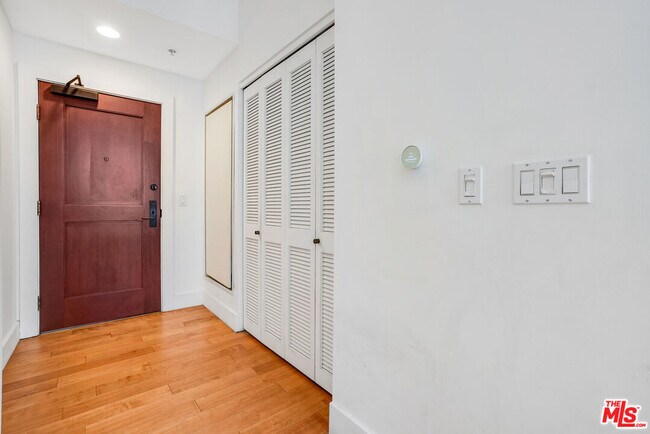 Building Photo - 460 S Spring St