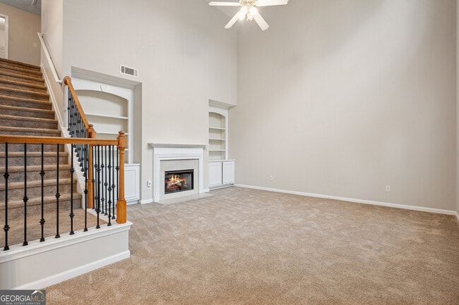 Building Photo - 2040 Village Green Dr