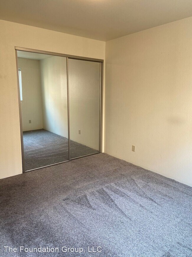 Building Photo - 210 10th Ave E