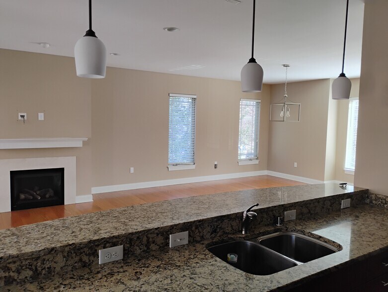 Building Photo - 323 Eden Ave