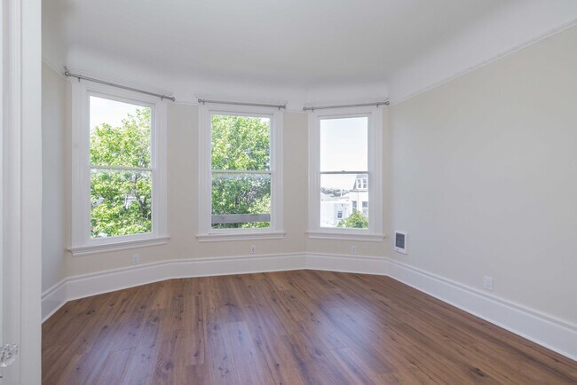 Building Photo - Fully Remodeled, Top Floor 3/2 Full Floor Flat W/ Bonus Room! In-Unit W/D!