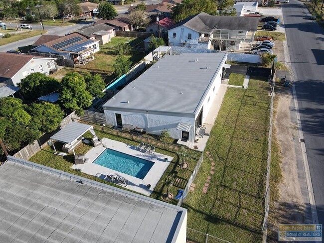 Building Photo - 711 S Shore Dr