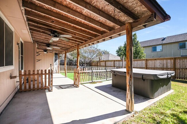 Building Photo - 906 Iris Dr