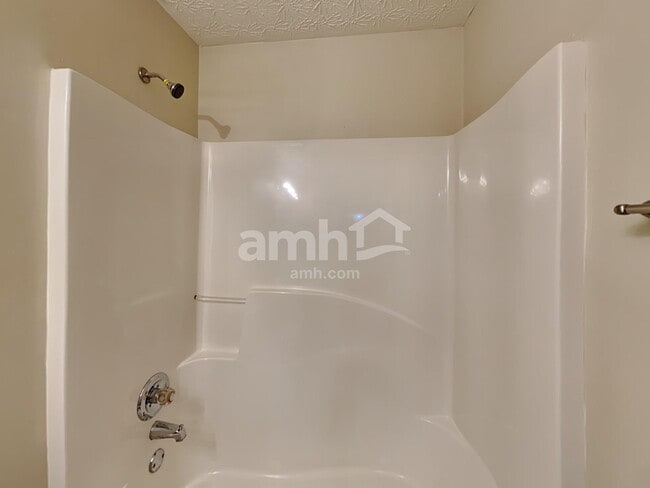 Building Photo - 327 Meadows Ln