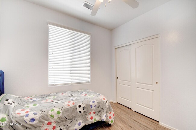 Building Photo - 1120 N Crosscreek Dr