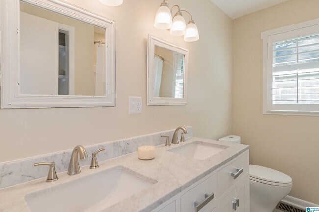 Building Photo - 615 Broadway St