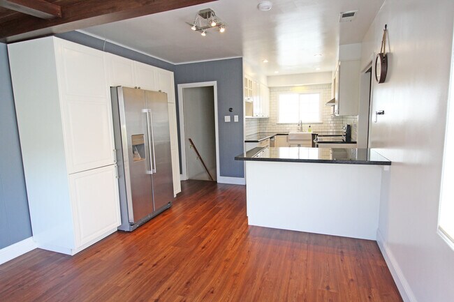 Building Photo - Coming Soon! Lovely Redwood Heights Home w...