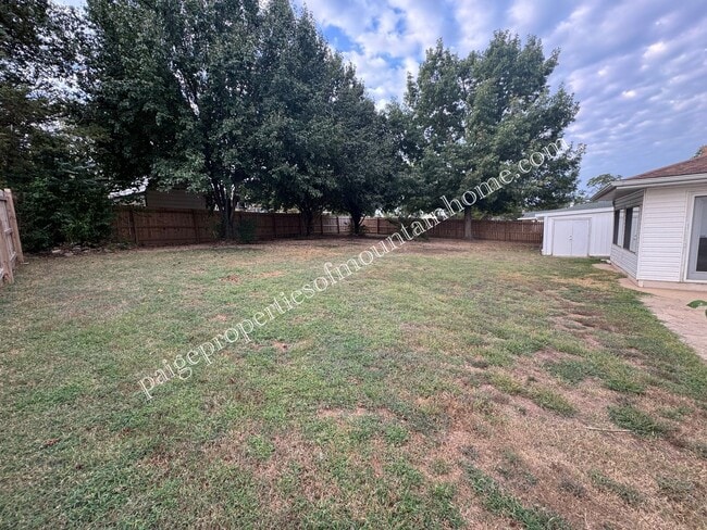 Building Photo - Charming 3 Bedroom, 2 Bath Home with Sunroom, Garage & Privacy-Fenced Yard