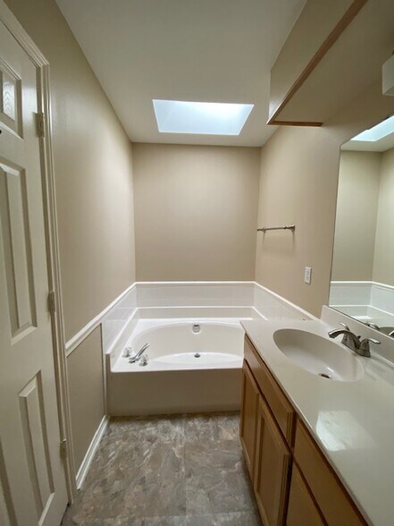 Main Bathroom - 1115 Oak Tree Drive