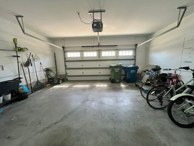 Building Photo - 724 Royal Bonnet Dr