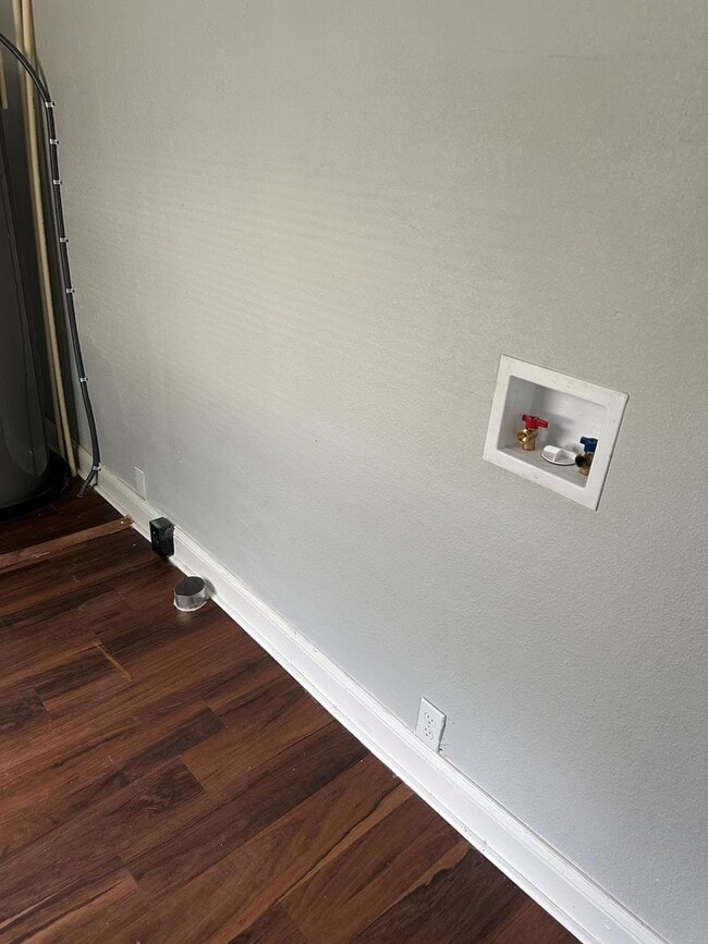 Building Photo - Renovated 3/2 Single Family Home Available Now!