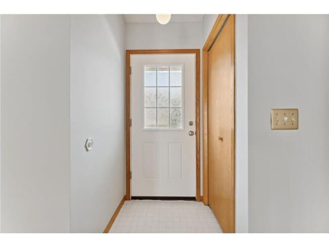 Building Photo - 2 Bed + Loft End Unit Townhome- Available 6/1