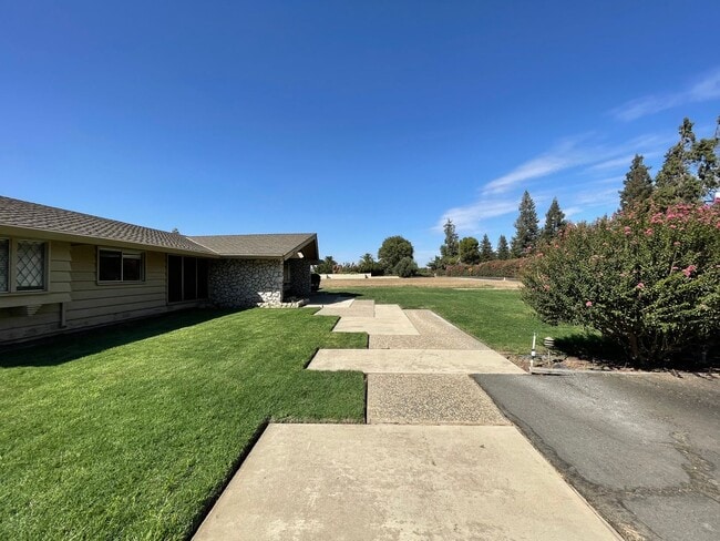 Building Photo - Custom home located next to Oakdale Country Club!