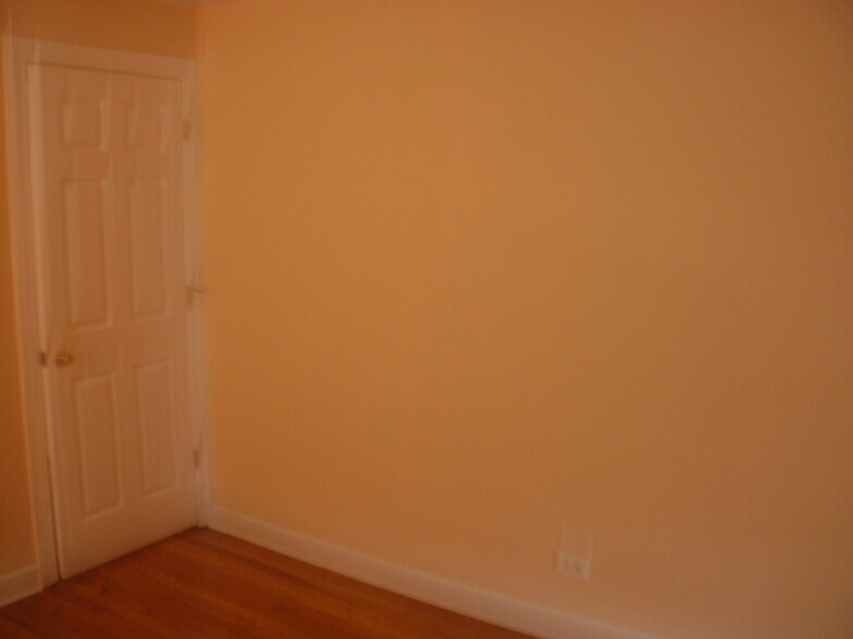 the bed room - 1706 N Mayfield Ave
