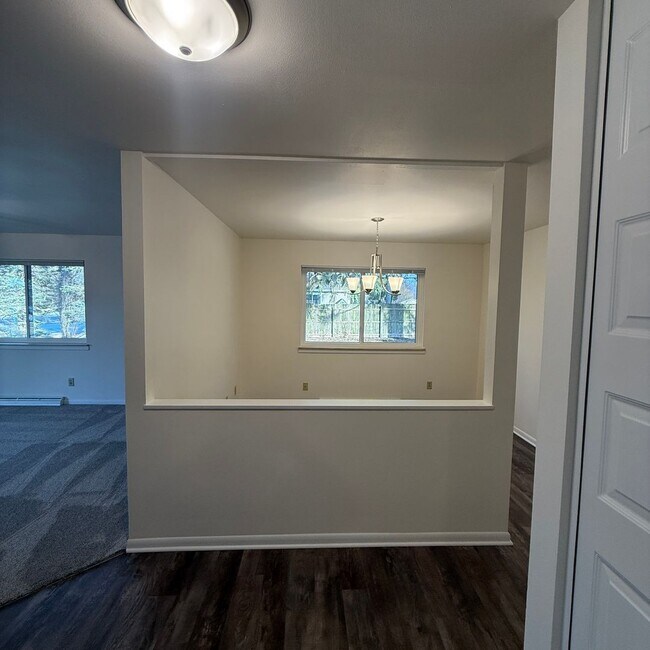 Building Photo - 2239-2239 N Thompson Rd