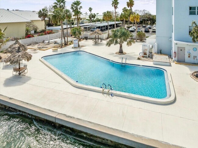 Building Photo - 7200 Sunshine Skyway Ln S