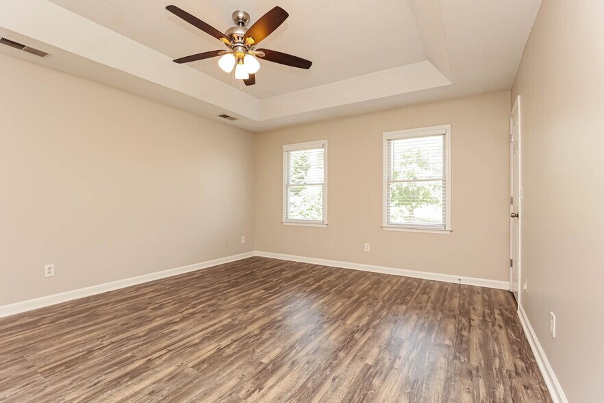 Building Photo - 210 St Lukes Ln
