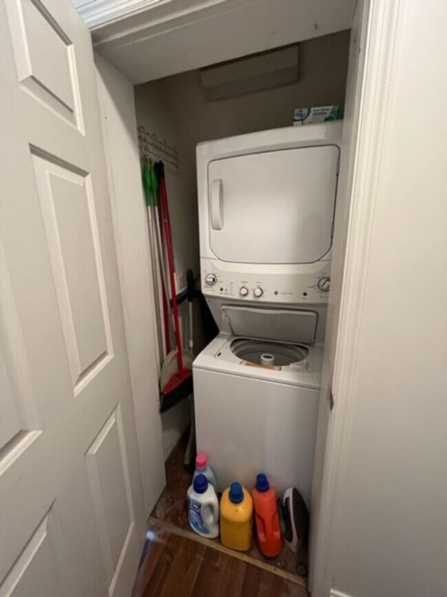 Building Photo - 4 Bedroom/4 Bathroom House!