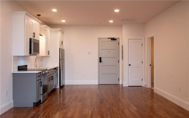 Building Photo - 15 Cranston Ave