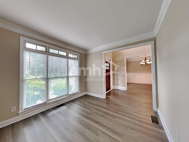 Building Photo - 333 Silver Top Dr SE