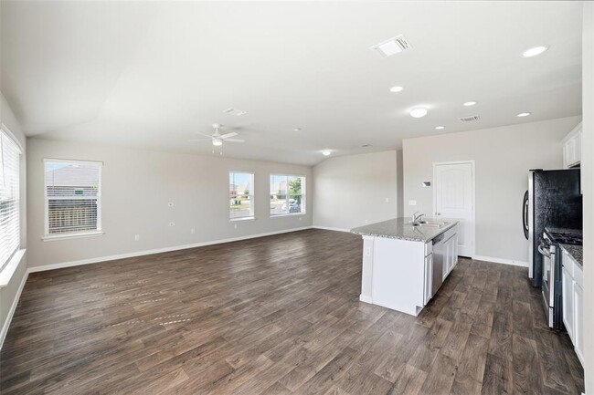 Building Photo - 600 Marimoor Dr