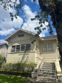 Building Photo - HUGE 9 bedroom house just a few blocks fro...