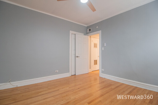 Building Photo - Spacious 3BR/1BA Apartment in South Shore ...