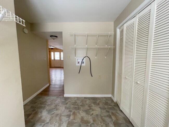 Building Photo - 2 Bedroom/ 1 Bathroom Home with Washer & Dryer Hook-ups! Large Deck! Nice Yard!