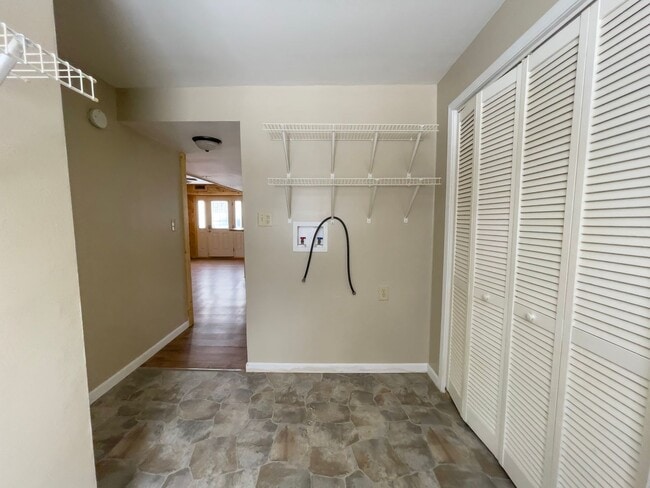 Building Photo - Cozy 2 Bedroom Home! Washer & Dryer Hookups! Large Deck! Spacious Yard!