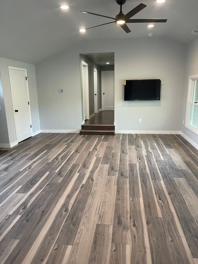 Building Photo - 4 Bedroom Home on 4 Acres, Crown Point Schools!