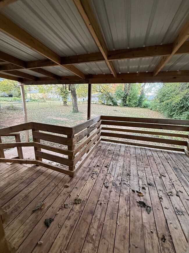 Building Photo - 3+ bedroom/2 bath house