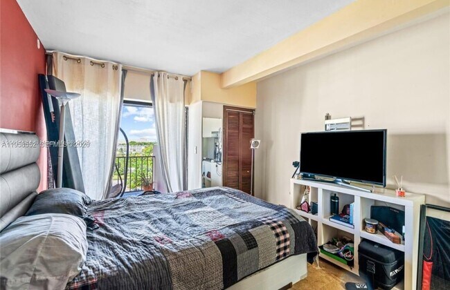 Building Photo - 1800 NE 114th St