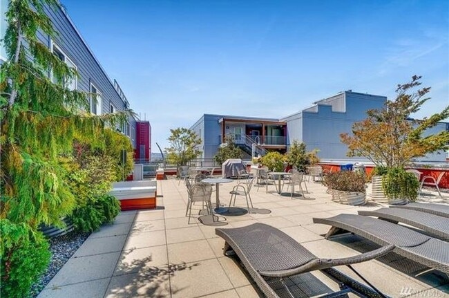 Building Photo - Prime Belltown TOP FLOOR Condo