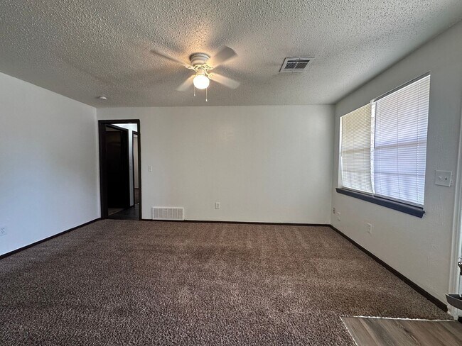 Building Photo - Spacious 4 bed, 1.5 bath