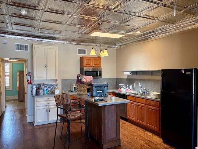 Building Photo - 227 W Oak St