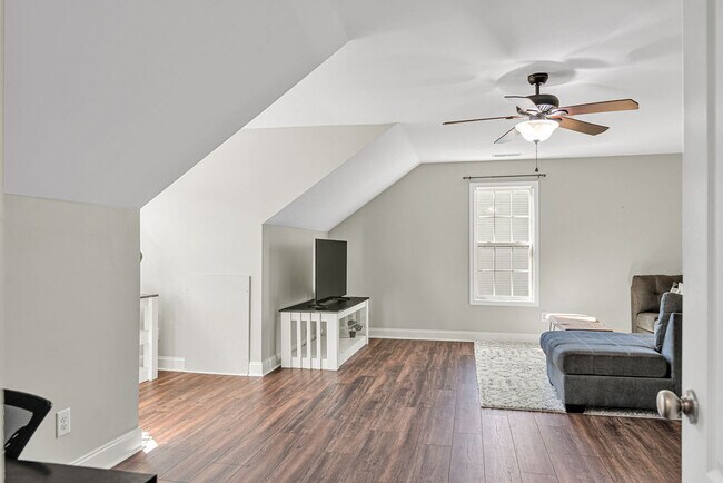 Building Photo - 218 Maidstone Dr