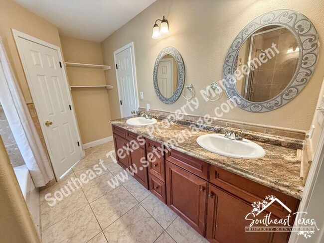Building Photo - 7425 Wooded Creek Dr