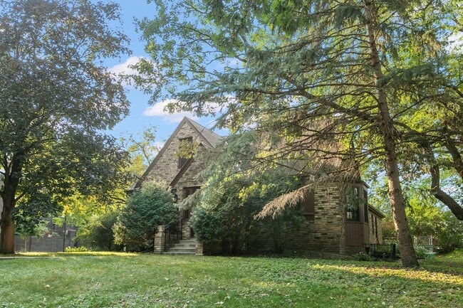 Building Photo - 201 Melbourne Ave SE