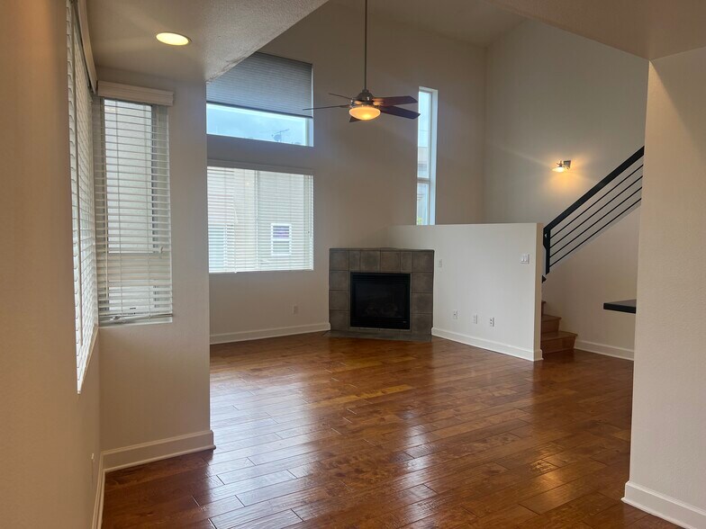 Building Photo - 14907 Moorpark St