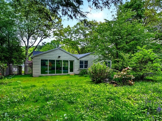 Building Photo - 3 Bed/2 Bath Home with Private Yard