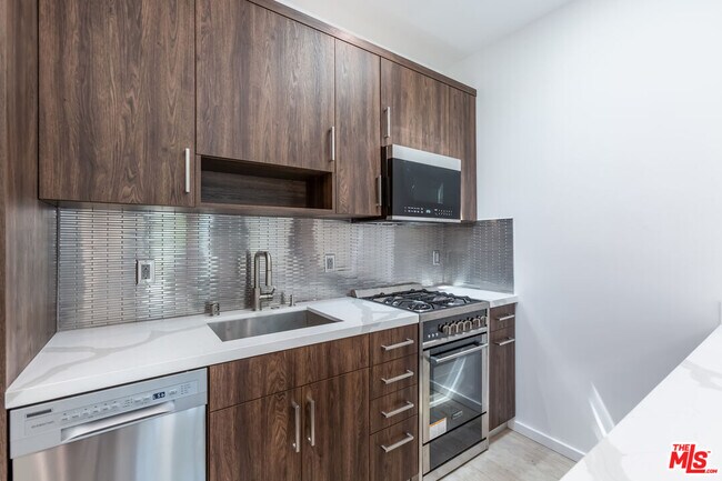 Building Photo - 8012 Zeus Dr