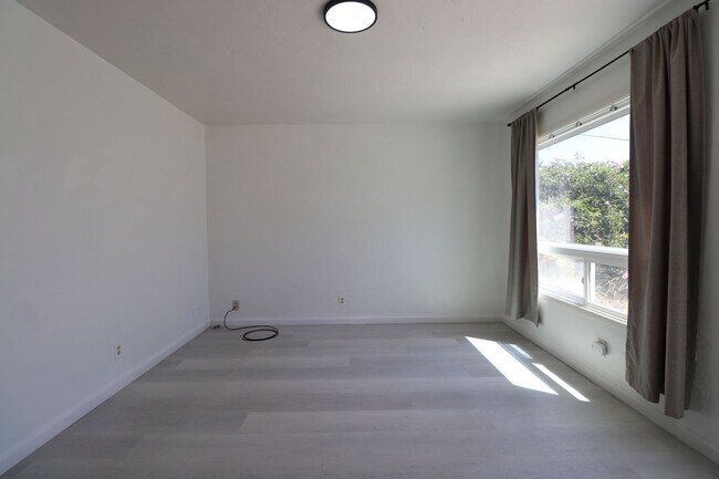 Building Photo - 116 S Halcyon Rd