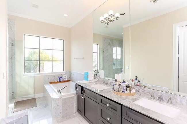 Building Photo - 5309 Blossom St