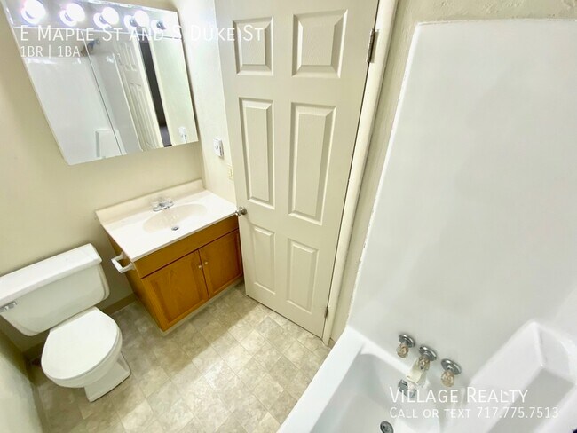 Building Photo - 461 E Maple St