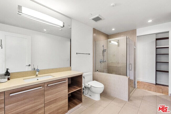 Building Photo - 855 Croft Ave